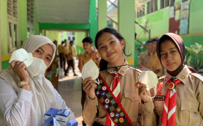 Pembagian masker kepada murid SMPN 009 JAMBI bersama Kelurahan Sulanjana Kota Jambi